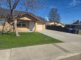 321 S Irwin St in Hanford, CA - Building Photo