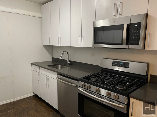 E 16 ST, Unit 7DE in New York, NY - Building Photo - Building Photo