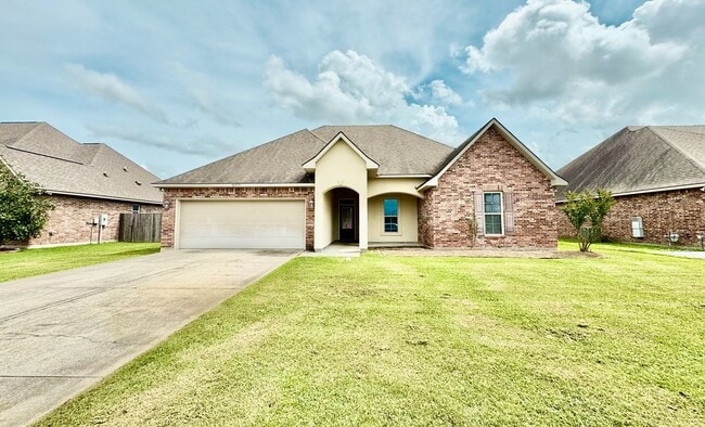 42575 Wynstone Drive in Prairieville, LA - Building Photo - Building Photo