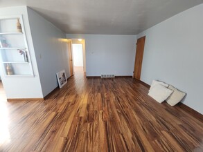 1059 Gillingham Rd in Neenah, WI - Building Photo - Building Photo