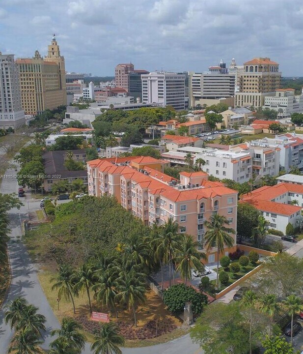 1 Alhambra Cir-Unit -203 in Coral Gables, FL - Building Photo