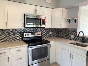 531 NW 38th St in Oakland Park, FL - Building Photo - Building Photo