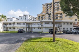 7324 SW 82nd St in Miami, FL - Building Photo