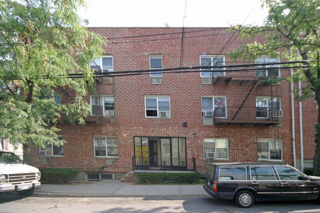 38-01 112th St in Flushing, NY - Foto de edificio - Building Photo