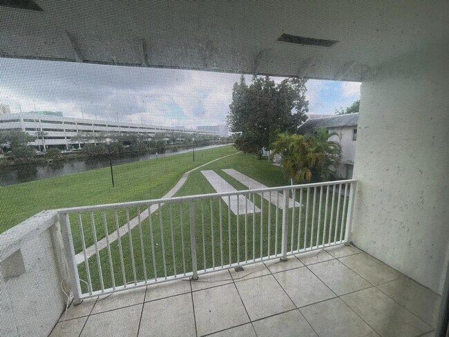 7330 SW 82nd St, Unit B215 in Miami, FL - Foto de edificio - Building Photo