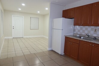 1221 NW 63rd Ave in Sunrise, FL - Building Photo - Building Photo