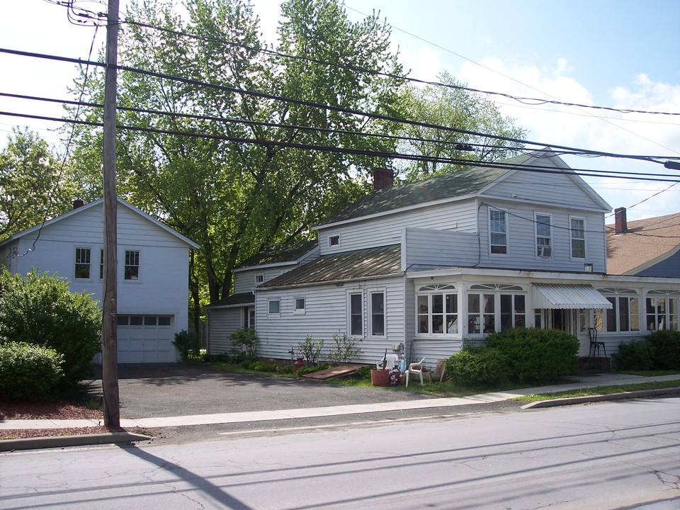 2 Elm St in Nassau, NY - Building Photo