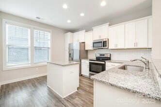 125 Capital Ave in Mooresville, NC - Foto de edificio - Building Photo