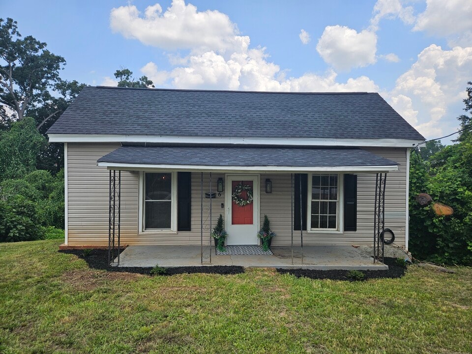 6 Sparks Ave in Ware Shoals, SC - Building Photo