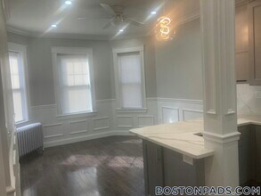 1572 Commonwealth Ave in Boston, MA - Foto de edificio - Building Photo