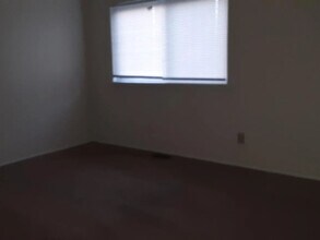 1025 Shackelford Rd in Florissant, MO - Foto de edificio - Building Photo