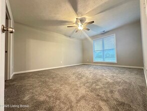 514 Eagle Pointe Dr in Louisville, KY - Building Photo - Building Photo