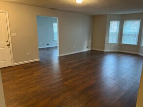 149 Tulip Ln in Freehold, NJ - Foto de edificio - Building Photo