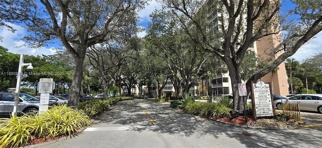 10777 W Sample Rd, Unit 402 in Coral Springs, FL - Building Photo - Building Photo
