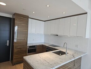 488 University Ave in Toronto, ON - Building Photo - Building Photo