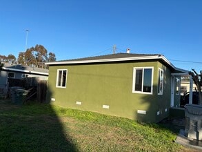 11840 Wright Rd in Lynwood, CA - Foto de edificio - Building Photo