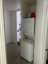 3702 Ingraham St, Unit 3702 in San Diego, CA - Foto de edificio - Building Photo