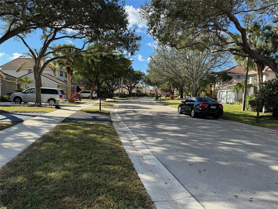 7440 NW 65th Ln in Parkland, FL - Building Photo