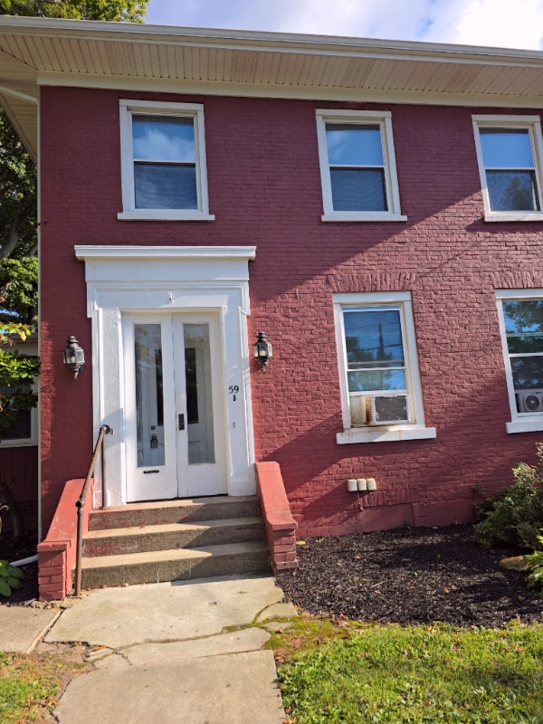 59 E Main St