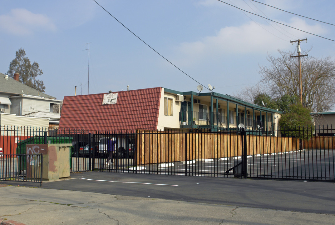 Van Buren Oaks in Stockton, CA - Building Photo