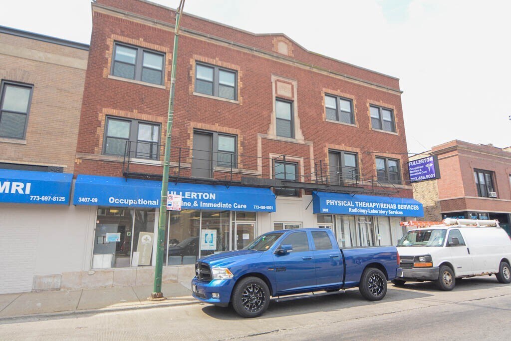 3407 W Fullerton Ave in Chicago, IL - Foto de edificio