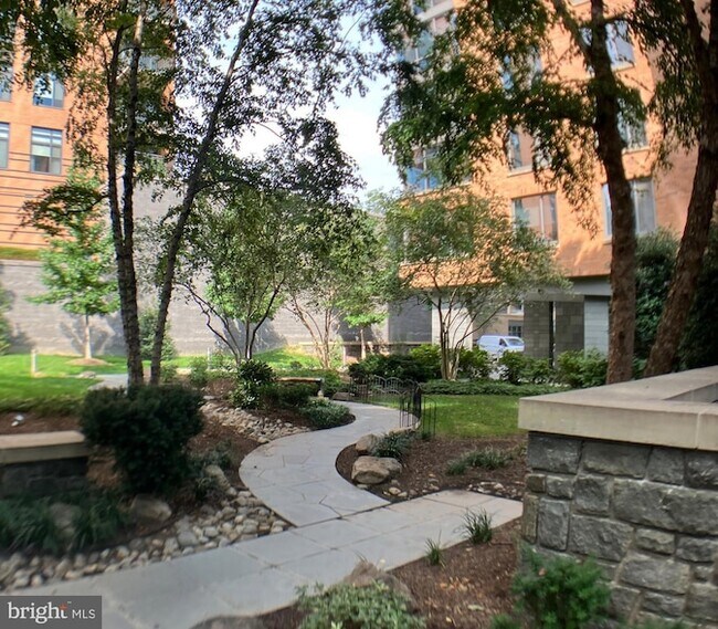 2001 15th St N, Unit 319 in Arlington, VA - Building Photo - Building Photo