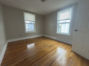 25 Holman St, Unit 1 in Attleboro, MA - Foto de edificio - Building Photo