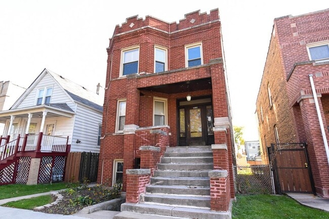 property at 5141 W Roscoe St