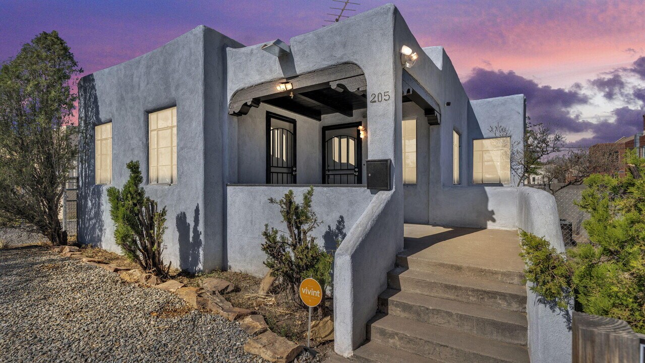 205 Harvard Dr SE in Albuquerque, NM - Building Photo