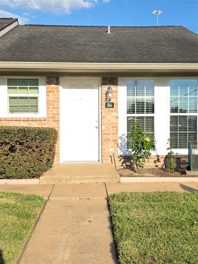 property at 1016 E Tri Oaks Ln