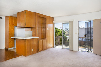 4765 W Mountain View Dr in San Diego, CA - Building Photo - Interior Photo