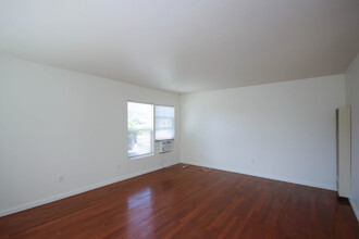 3148 Abella St, Unit 3150 in La Crescenta, CA - Foto de edificio - Building Photo