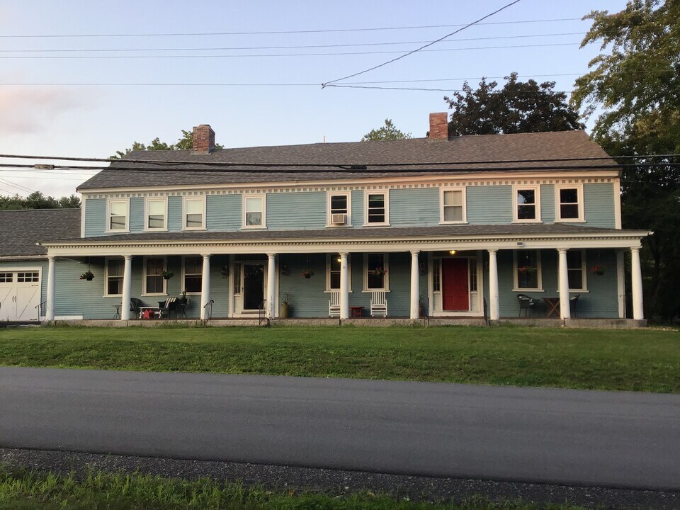 552 Mammoth Rd, Unit APT 2 in Londonderry, NH - Building Photo