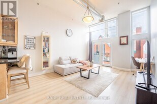 276 King St W in Kitchener, ON - Building Photo