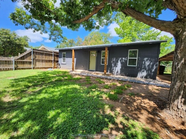 804 N Orange St in Fredericksburg, TX - Building Photo - Building Photo