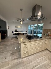 2396 Redlands Dr in Newport Beach, CA - Foto de edificio - Building Photo