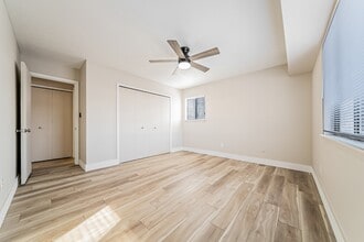 Hallwood Manor Apartments in Mentor, OH - Building Photo - Building Photo