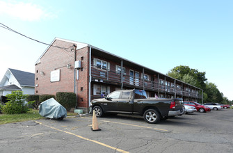 Carriage House Apartments in Feeding Hills, MA - Foto de edificio - Building Photo