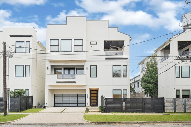 property at 707 W Clay St