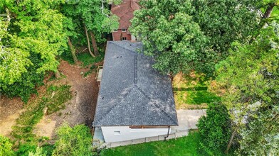 2430 Hanford Dr SW in Atlanta, GA - Foto de edificio - Building Photo