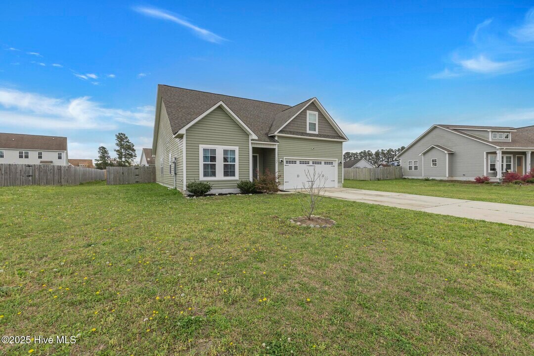 128 Pembury Way in Richlands, NC - Building Photo