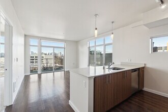 REO Flats in Seattle, WA - Foto de edificio - Building Photo