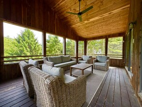 194 Lonetown Rd in Redding, CT - Foto de edificio - Building Photo