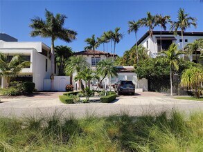 1823 S Bayshore Ln in Miami, FL - Building Photo - Building Photo