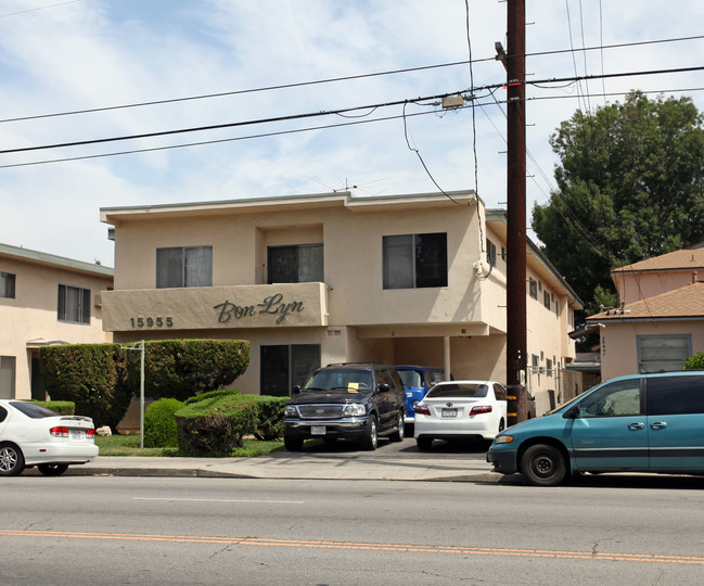 15955 Vanowen St in Van Nuys, CA - Building Photo - Building Photo