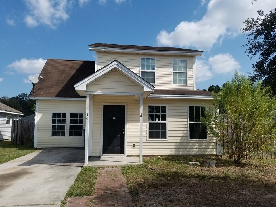 30 Beacon Ln in Savannah, GA - Building Photo