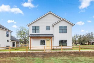 205 Avenue None Ave in Johnson City, TX - Building Photo