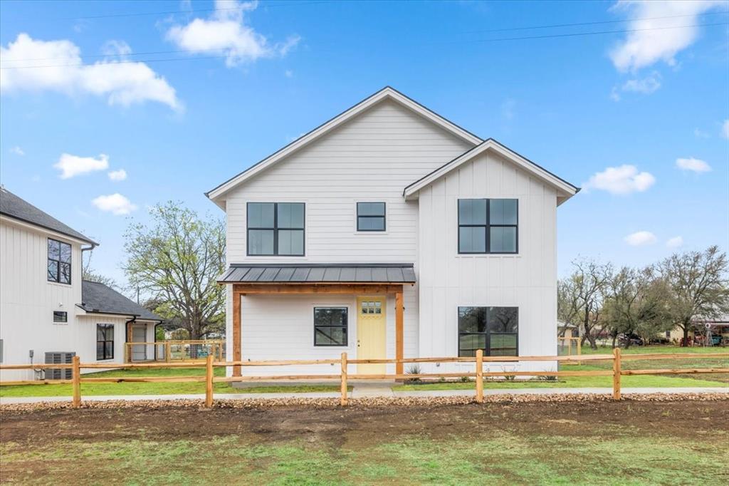 205 Avenue None Ave in Johnson City, TX - Building Photo