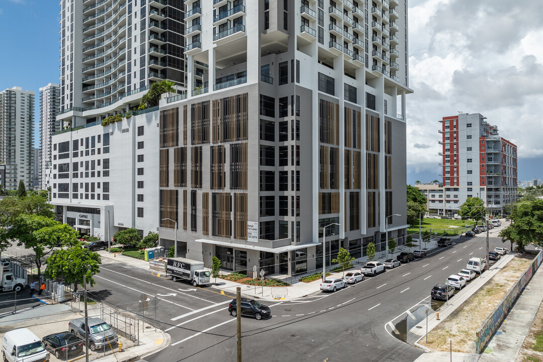 Uni Tower in Miami, FL - Foto de edificio