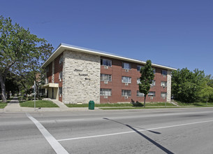 Juneau Terrace in Milwaukee, WI - Foto de edificio - Building Photo